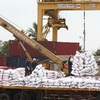 Bốc xếp hàng hóa xuất khẩu qua cảng Đà Nẵng. (Ảnh: Trần Lê Lâm/TTXVN)