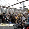 Người dân tập trung biểu tính trên cầu Brooklyn. (Nguồn: Reuters)