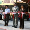 Đại sứ Nguyễn Phú Bình và vợ chồng anh Lâm cắt băng khai trương cơ sở kinh doanh thứ hai tại tỉnh Chiba. (Ảnh: Minh Sơn/Vietnam+)