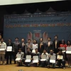 Đại sứ Trần Trọng Toàn trao giấy khen cho 13 tập thể và sinh viên ưu tú. (Ảnh: Việt Cường/Vietnam+)