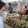Bà con Việt kiều bán hàng ở chợ Khet Saban 1, thị xã Mương, Udon Thani. (Ảnh: Ngọc Tiến/Vietnam+)