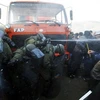 Lính KFOR dùng hơi cay để giải tán đám đông. (Nguồn: Reuters)