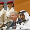 Chủ tịch Emirates Airlines Ahmed bin Saeed al-Maktoun và đại diện hãng Boeing trong lễ công bố bản hợp đồng. (Nguồn: Reuters)
