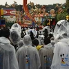 Đội mưa tham dự lễ khai trương Toy Story Land. (Nguồn: Reuters)