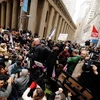 Những người biểu tình "Chiếm Phố Wall" ở gần Thị trường chứng khoán New York. (Nguồn: THX/TTXVN)