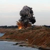 Tiêu hủy tên lửa trên bãi biển trước ngôi làng Sidi Bin Nurr. (Nguồn: Getty Images)