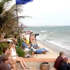 Lượng khách đến tham quan nghỉ dưỡng tại Bình Thuận ngày càng tăng. (Ảnh: Nguyễn Thanh/Vietnam+)