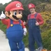 Anh chàng Gustavo Valdez với nhân vật Mario “bông.” (Nguồn: Internet)