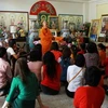Hòa thượng và các Phật tử tại một ngôi chùa gốc Việt ở Bangkok trong dịp Năm mới. (Ảnh: Ngọc Tiến/Vietnam+) 