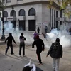 Những người biểu tình trong cuộc xung đột với cảnh sát ở thành phố Suez. (Nguồn: AFP/TTXVN)