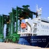 Tàu tiếp nhận cẩu trục xuất khẩu tại cảng Doosan Vina Dung Quất tháng 2/2012. (Ảnh: Thanh Long/TTXVN)