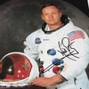 Một bức ảnh có chữ ký của Neil Armstrong. (Nguồn: autographmagazine.com)