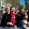 Thủ lĩnh Mặt trận Cánh tả Jean-Luc Melenchon dẫn đầu đoàn biểu tình. (Nguồn: AFP)
