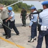 Lực lượng an ninh khám xét ông Michael A Boyd tại sân bay Sepinggan. (Nguồn: thejakartaglobe.com)