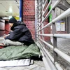 Một người vô gia cư sống dưới ga tàu điện ngầm tại Seoul. (Nguồn: koreatimes.co.kr)
