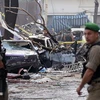 Lực lượng an ninh xem xét hiện trường vụ nổ bom ngày 19/10. (Nguồn: AFP/ TTXVN)