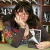 Nữ tác giả E.L. James cùng cuốn sách "Fifty Shades of Grey.” (Nguồn: telegraph.co.uk)