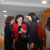 Bà Ngọc-Dung Moser và bà Huynh Denise Dung trả lời phỏng vấn. (Ảnh: Tố Uyên/Vietnam+)