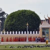 Các nhà sư xếp hàng trước Vương cung chờ vào viếng Cựu vương Norodom Sihanouk. (Ảnh: Xuân Khu/Vietnam+)