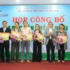 Trao Giấy chứng nhận xác lập kỷ lục Việt Nam cho đại diện các doanh nghiệp sản xuất, kinh doanh 4 loại đặc sản. (Nguồn: quangngai.gov.vn)