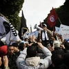 Tuần hành tại thủ đô Tunis phản đối thành lập chính phủ kỹ trị. (Nguồn: AFP/TTXVN)