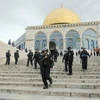 Cảnh sát Israel tiến vào khu thánh đường Hồi giáo al-Aqsa. (Nguồn: AP)