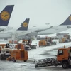 Tuyết phủ dày các đường băng ở sân bay Frankfurt. (Nguồn: Getty Images)