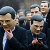 Những người đeo mặt nạ Bộ trưởng Osborne tuần hành phản đối giảm ngân sách. (Nguồn: theglobeandmail.com)
