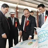 Phó Thủ tướng Nguyễn Xuân Phúc cùng các đại biểu thăm khu sản xuất của Nhà máy đường Tuyên Quang. (Ảnh: Lâm Khánh/TTXVN)
