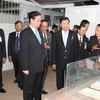 Thủ tướng Nguyễn Tấn Dũng thăm khu di tich lich sử Viêng Xay. (Ảnh: Hoàng Chương/Vietnam+)