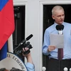 Ông Julian Assange trong một cuộc họp báo tại ban công Đại sứ quán Ecuador tại London. (Nguồn: AFP/TTXVN)