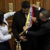 Chủ tịch Quốc hội Cabello trao băng tổng thống cho ông Maduro. (Nguồn: AVN)