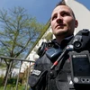Một cảnh sát Pháp trong chiến dịch truy quét. (Nguồn: Reuters)