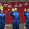 Ba nhà du hành vũ trụ Nhiếp Hải Thắng (giữa), Trương Hiểu Quang (phải) và Vương Á Bình (trái). (Nguồn: THX/TTXVN)
