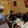 Một lớp học mẫu giáo dành cho các bé mồ côi cha mẹ vì căn bệnh HIV/AIDS tại Kenya. (Nguồn: AFP/TTXVN)