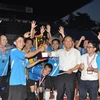 Giáo sư Park Kyun-ik trao Cúp Vô địch cho đội tuyển bóng đá Nam của Đại học Chungnam. (Ảnh: Việt Cường/Vietnam+)