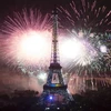 Pháo hoa được bắn lên bầu trời quanh tháp Eiffel ở thủ đô Paris, mừng ngày Quốc khánh Pháp. (Nguồn: AFP/TTXVN)