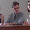 Snowden gặp các nhà hoạt động nhân quyền tại sân bay Sheremetyevo, nơi anh đang ẩn náu. (Nguồn: AFP)