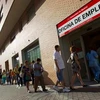 Người thất nghiệp xếp hàng tại một trung tâm giới thiệu việc làm ở Madrid. (Nguồn: Reuters)