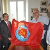 Tổng biên tập Vũ Văn Phúc (thứ 2 bên trái) và các lãnh đạo đảng Những người Cộng sản Italy. (Ảnh: Minh Đức/Vietnam+)