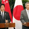 Thủ tướng Singapore Lý Hiển Long và Thủ tướng Nhật Bản Shinzo Abe. (Nguồn: Kyodo/TTXVN)