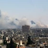 Khói bốc lên từ khu vực xảy ra nổ kho vũ khí ở Homs. (Nguồn: AFP/TTXVN)
