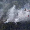 Một chiếc trực thăng CH46 cứu nạn tại khu vực chiếc HH-60 rơi. (Nguồn: AP)