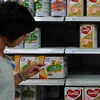 Các sản phẩm sữa có sử dụng nguyên liệu của Fonterra bày bán tại siêu thị ở Trung Quốc. (Nguồn: AFP)
