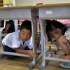 Học sinh Nhật Bản thực hành diễn tập chống động đất. (Nguồn: AFP/Getty)