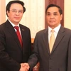 Thủ tướng Thongsinh Thammavong tiếp ông Hoàng Bình Quân. (Ảnh: Hoàng Chương/Vietnam+)