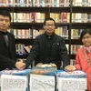 Trần Kiên (ngoài cùng bên trái) thay mặt Hội Sinh viên Việt Nam tại Đại học Glasgow tặng sách ủng hộ Chương trình sách cho nông thôn Việt Nam.