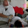 Tình nguyện viên điều trị cho một bệnh nhân AIDS tại Thái Lan. (Nguồn: AFP/TTXVN)