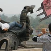 Khách du lịch trèo lên các biểu tượng lịch sử để chụp ảnh lưu niệm. (Nguồn: news.cn)