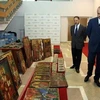 Thủ tướng Albania Edi Rama xem xét các tác phẩm vừa bị thu giữ. (Nguồn: The Canadian Press)
